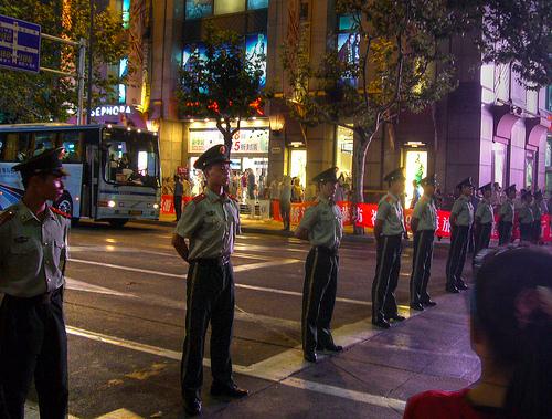 中國警方封鎖上海的陝西南路。攝於2009年9月13日。照片來源：JooDorresteijn