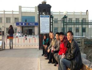 Lawyers and citizens outside the Jiangsanjiang Public Security Bureau, Heilongjiang, to protest unlawful detention of rights lawyers and citizens. March 25, 2014.