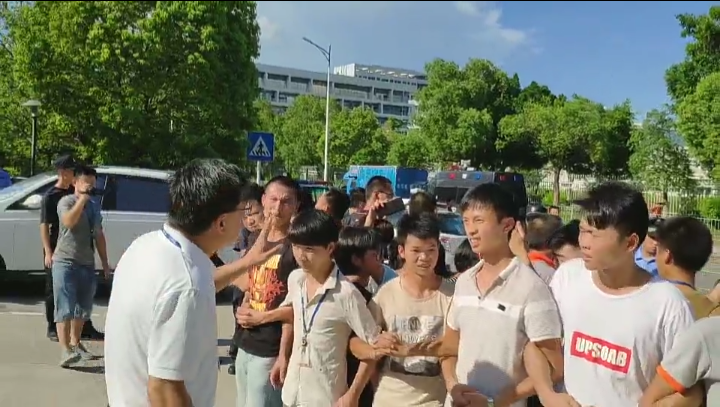7.27下午黑警纵容佳士厂方糊弄工人