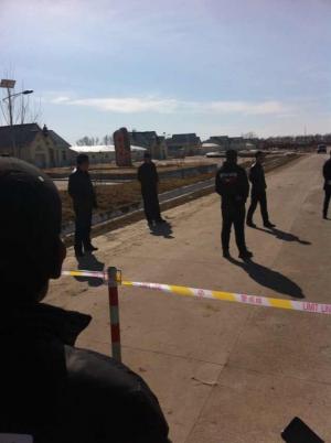 Police in Jiangsanjiang, Heilongjiang, cordoned off the roads leading to the Qixing Detention Center and prevented supporters from delivering water, food and fruits to the hunger strikers.